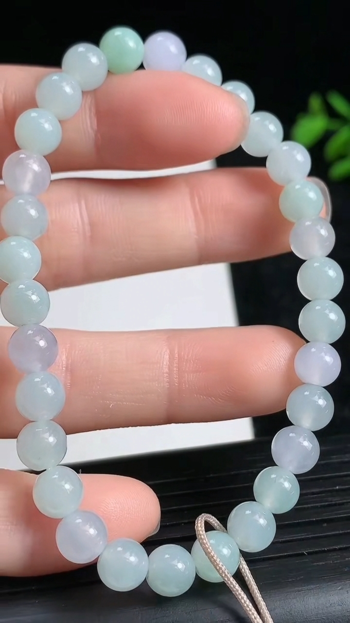 天然A货翡翠圆珠手串尺寸6.1-30颗重量:12.30g3月22日
工厂直销收藏佳品,种好水足，色泽均匀，有种有色，上手高大气！