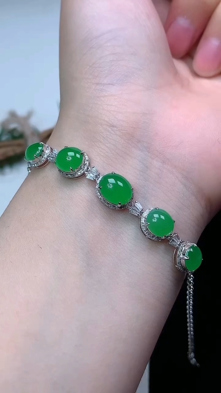 天然A货翡翠蛋面手链，尺寸8.6-7.2，重量:4.74g
3月22日