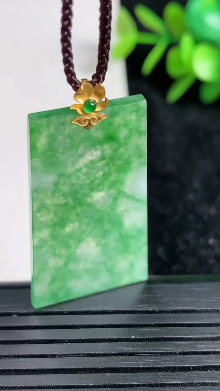 天然A货翡翠无事牌吊坠尺寸35.1-28.4-1.9重量:5.00g
3月22日