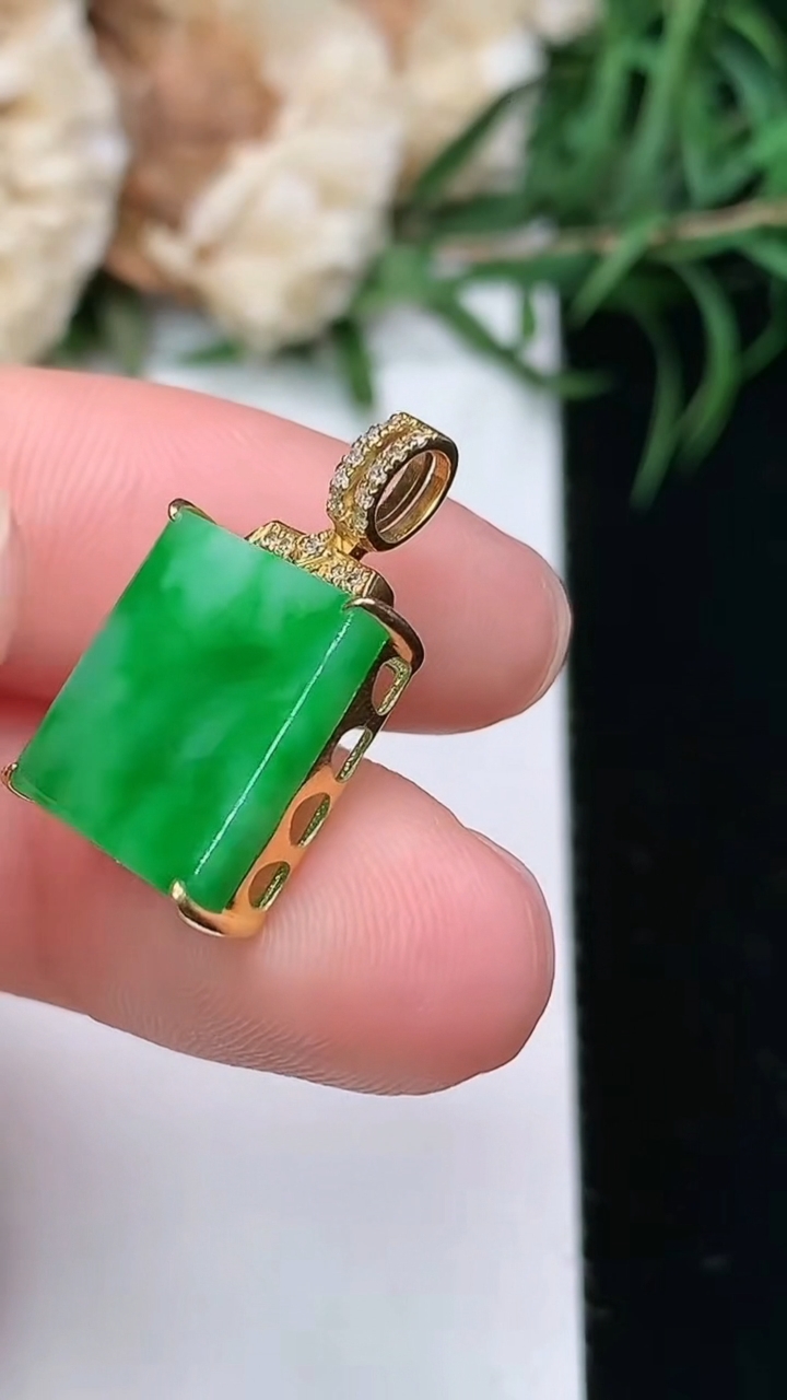 天然A货翡翠无事牌吊坠，尺寸12.4-11.8-5，重量:1.91g
3月22日