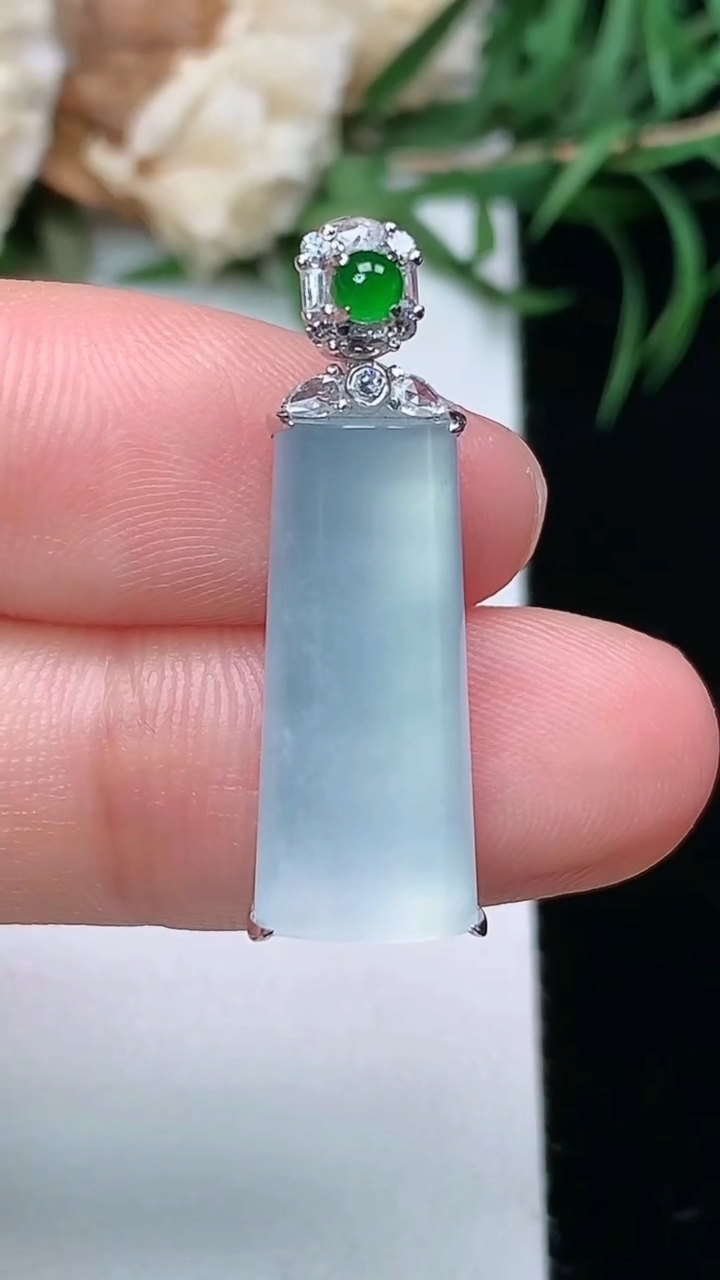 天然A货翡翠白冰平安柱吊坠，尺寸19-8.3-6.8，重量:3.60g
3月22日