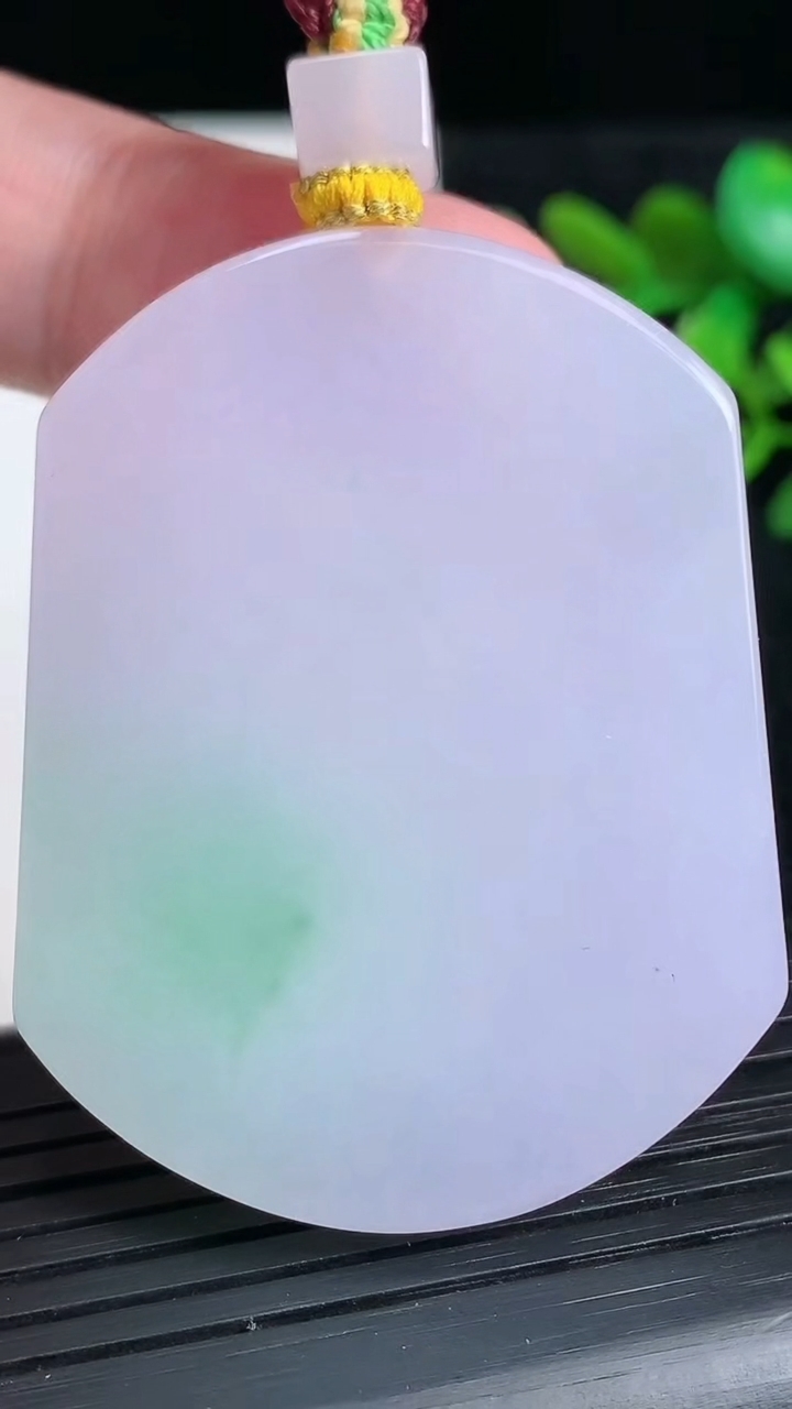 天然A货翡翠春带彩紫罗兰无事牌吊坠尺寸49.7-38.4-5重量:34.77g
3月22日