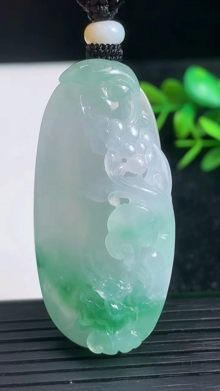 天然A货翡翠梅花鹿吊坠尺寸54-25.6-12.2重量:31.09g
3月22日