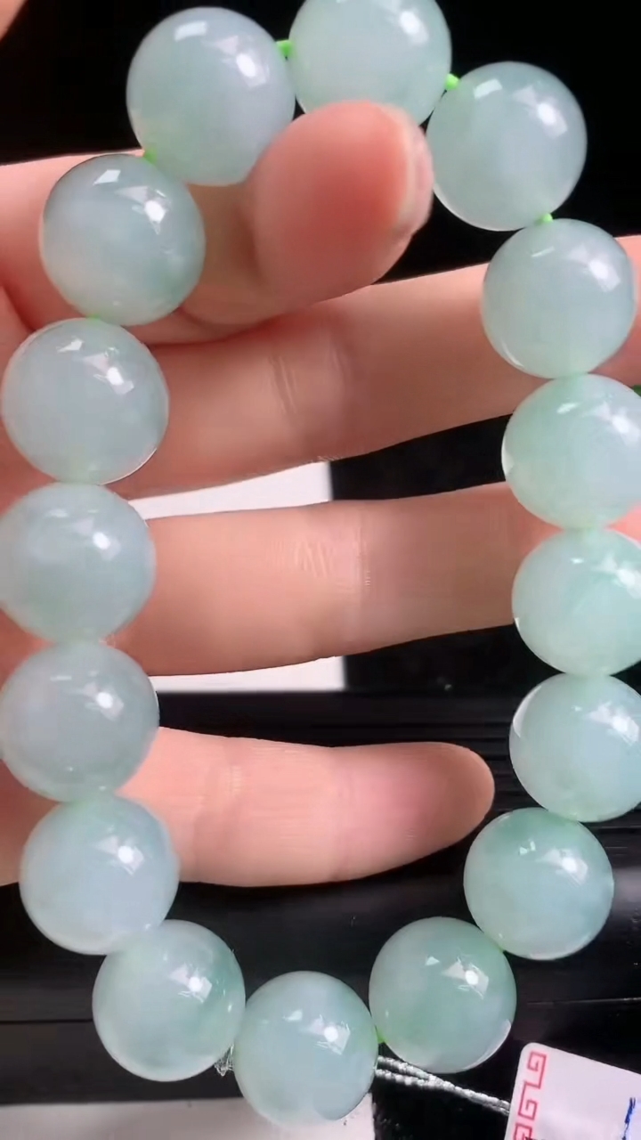 天然A货翡翠圆珠手串尺寸13-16颗重量:60.44g3月22日
工厂直销收藏佳品,种好水足，色泽均匀，有种有色，上手高大气！