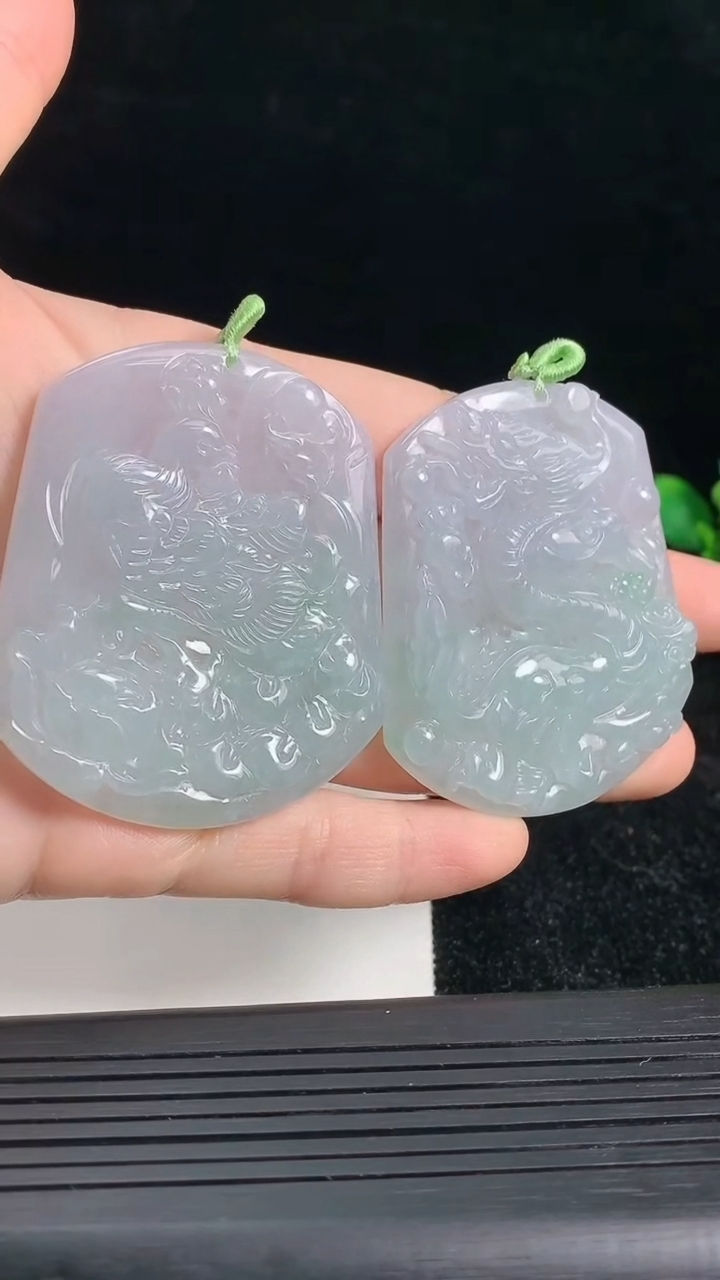 天然A货翡翠龙凤呈祥吊坠一对尺寸52.9-45-5.2重量:53.72g
3月22日