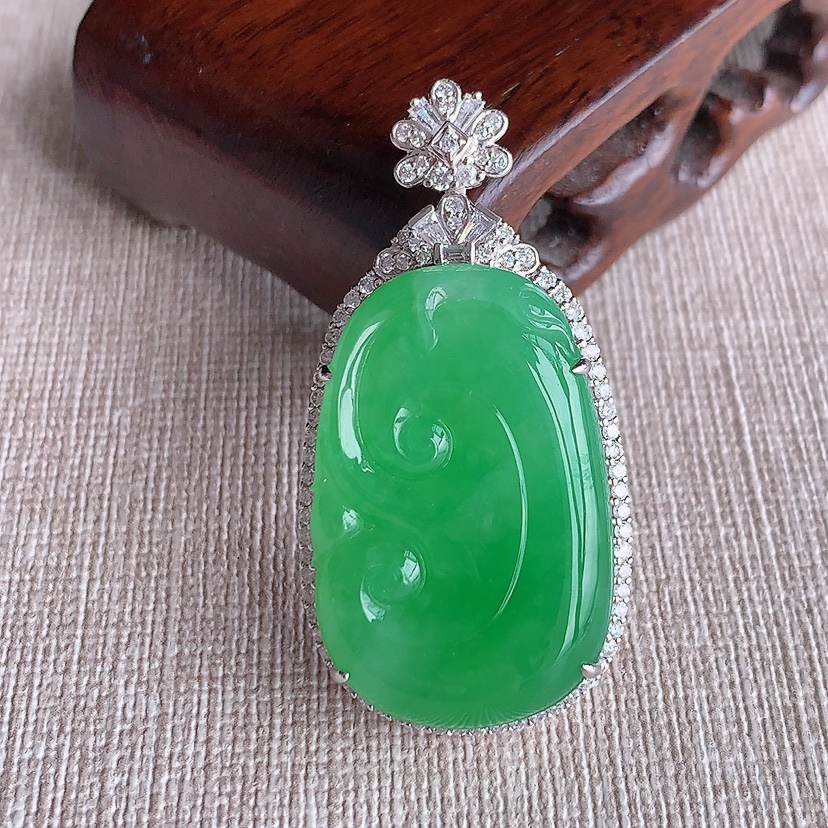 天然A货翡翠18K金伴钻镶嵌阳绿如意吊坠 
尺寸45.2-22.8-11裸石31-20.2mm 重量14.20g 0321