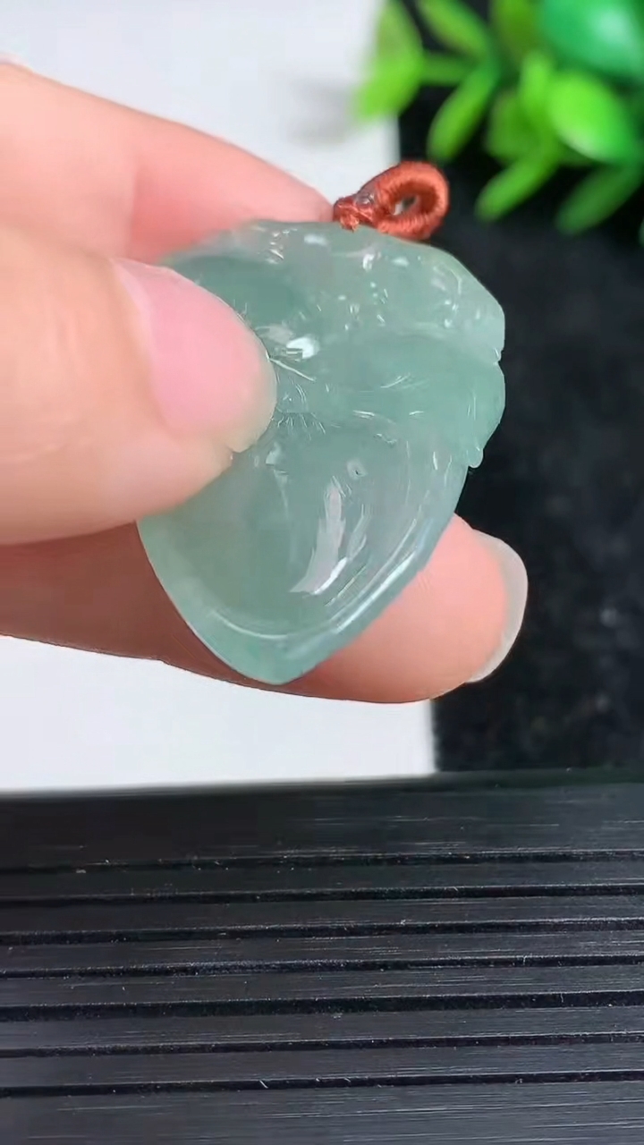 天然A货翡翠寿桃吊坠尺寸33.8-22.9-6重量:7.64g
3月22日