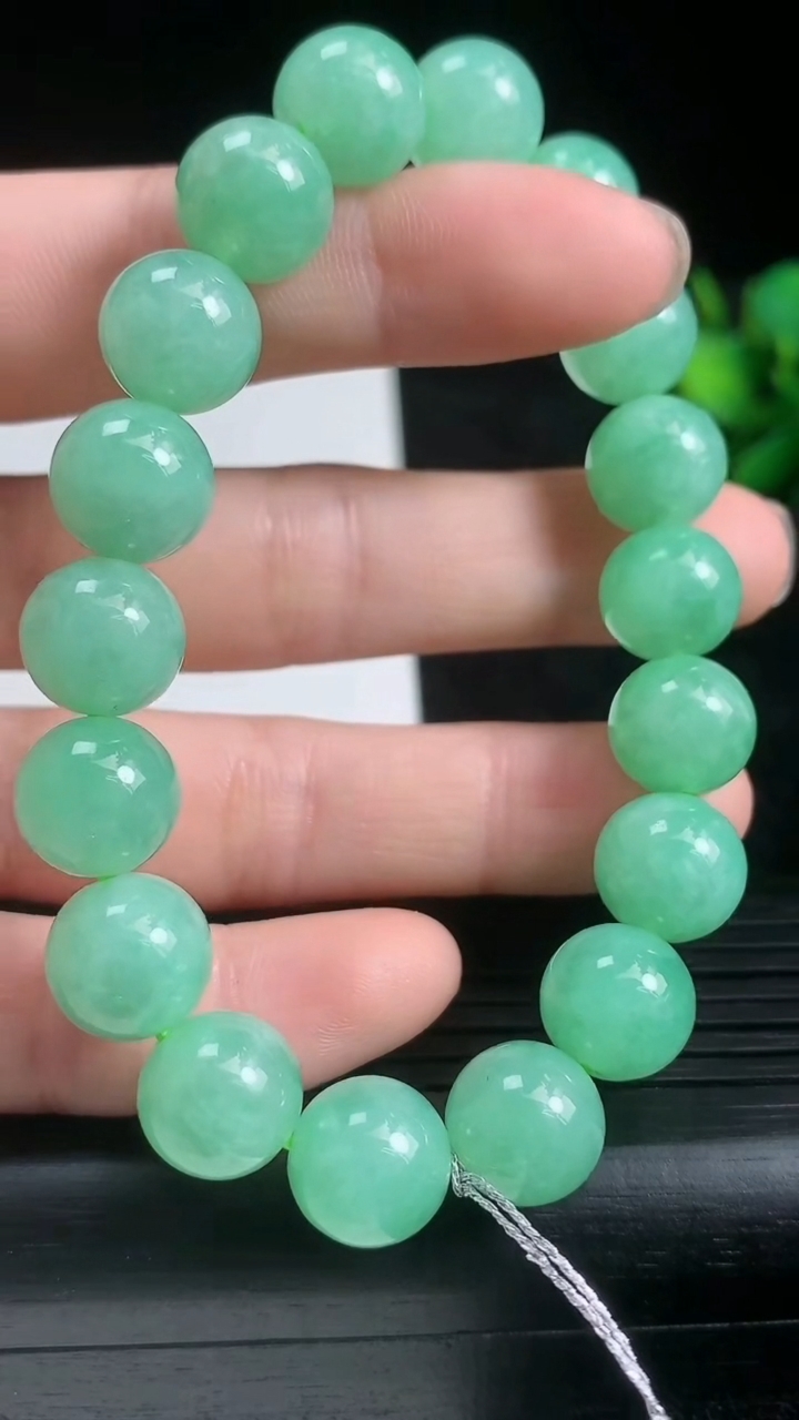 天然A货翡翠圆珠手串尺寸10.4-18颗重量:35.60g3月22日
工厂直销收藏佳品,种好水足，色泽均匀，有种有色，上手高大气！