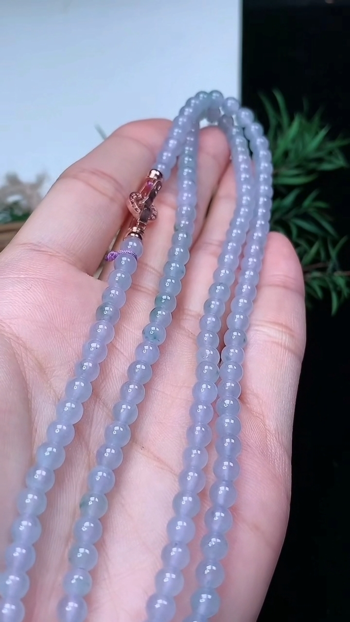 天然A货翡翠飘花圆珠项链，尺寸4.4-138颗，重量:22.43g3月22日
工厂直销收藏佳品,种好水足，色泽均匀，有种有色，上手高大气！