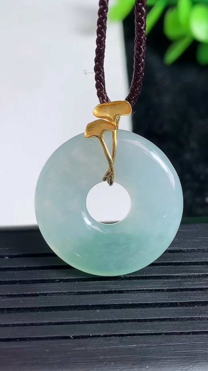 天然A货翡翠平安扣吊坠尺寸23.8-5.2重量:6.40g
3月22日