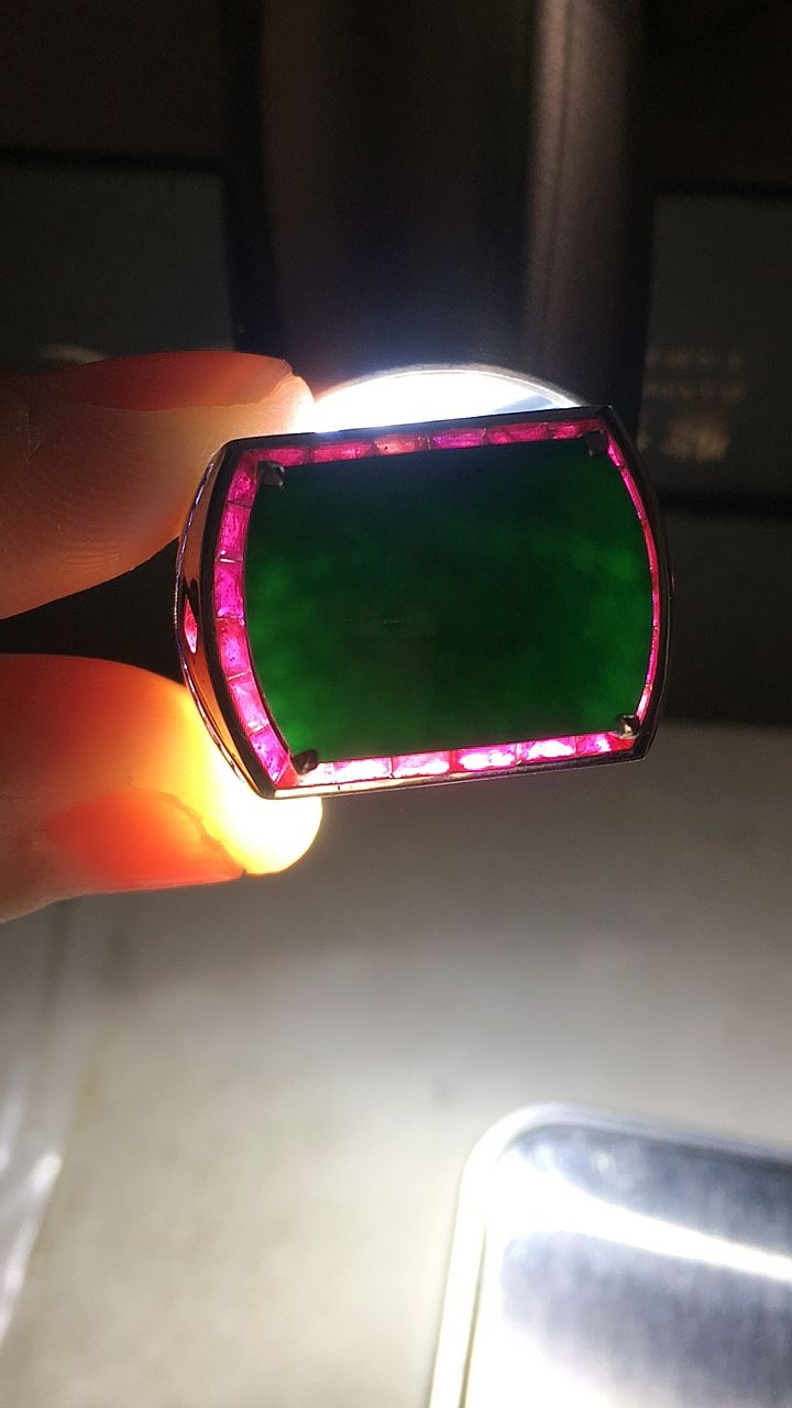 天然A货翡翠18K金伴钻镶嵌墨翠马鞍戒指 打灯全透 圈口20.6裸石
尺寸17-12mm 重量8.20g 0321