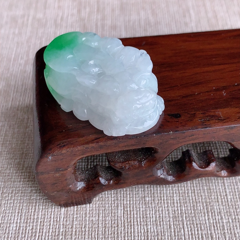 天然A货翡翠飘绿招财貔貅吊坠 
尺寸33.4-19.8-11.7mm 重量17.03g 0322