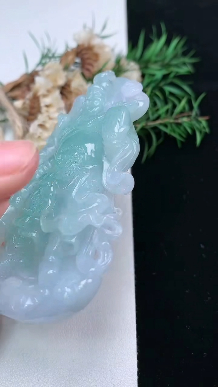 天然A货翡翠关公吊坠，尺寸80.5-41.8-10.2，重量:59.51g
3月22日