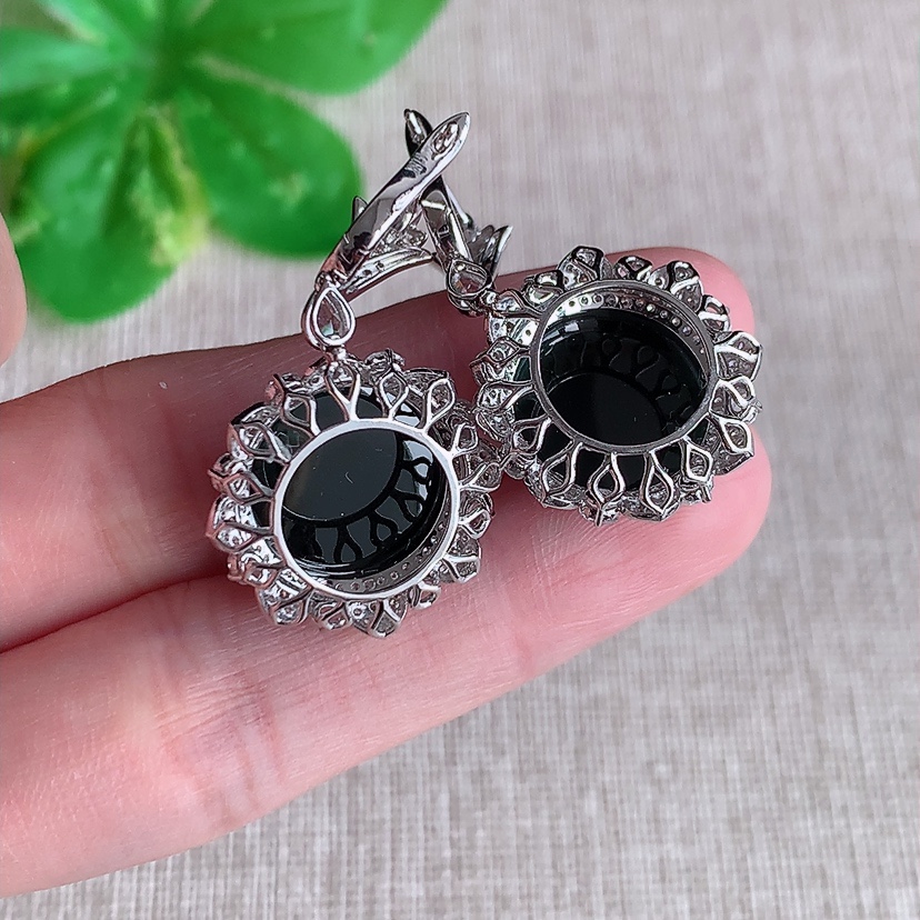 天然A货翡翠18K金伴钻镶嵌墨翠蛋面耳坠 打灯全透 
尺寸13-13.3mm 重量10.05g 0321