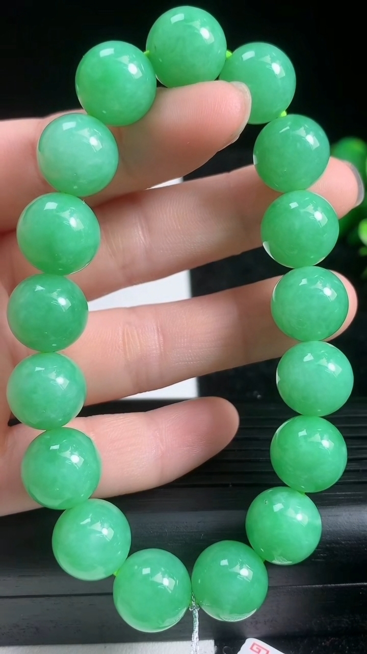 天然A货翡翠圆珠手串尺寸11-17颗重量:46.62g3月22日
工厂直销收藏佳品,种好水足，色泽均匀，有种有色，上手高大气！