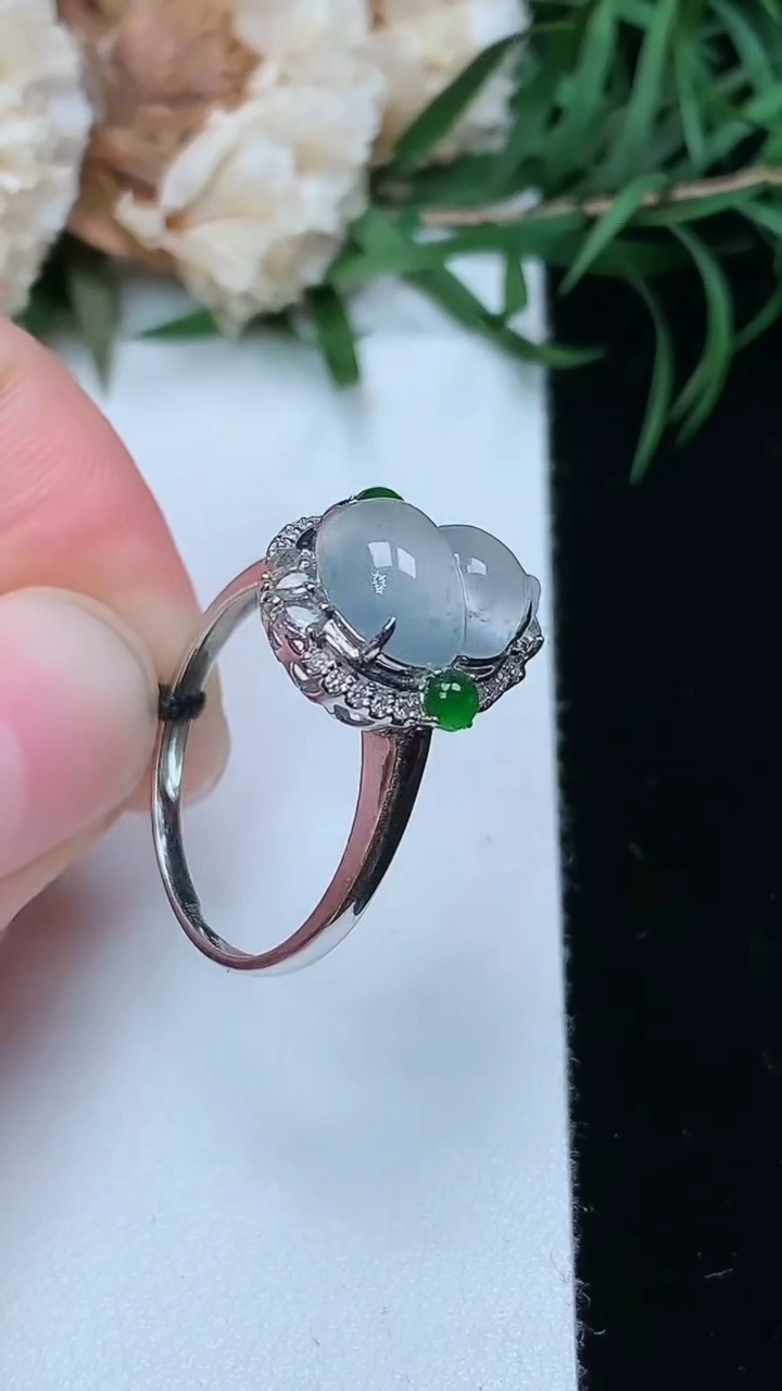 天然A货翡翠白冰葫芦戒指，尺寸17.3-10.7-8.3，重量:2.81g2026年3月22日
工厂直销收藏佳品,种好水足，色泽均匀，有种有色，上手高大气！