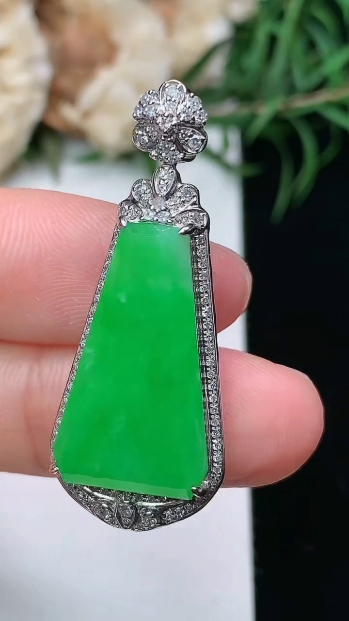 天然A货翡翠无事牌吊坠，尺寸36-14.6-7.2，裸石20.8-12，重量:4.28g
3月22日