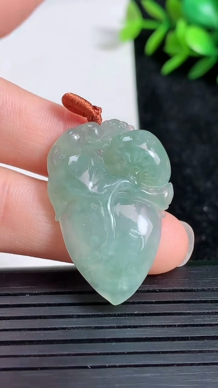 天然A货翡翠寿桃吊坠尺寸33.8-22.9-6重量:7.64g
3月22日
