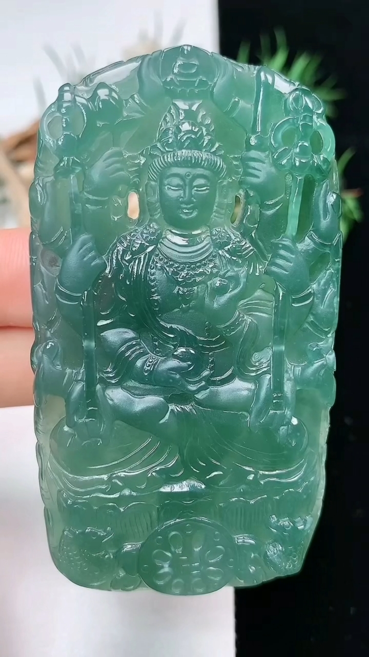 天然A货翡翠蓝水千手观音吊坠，尺寸70.7-40.2-7，重量:46.00g
3月22日