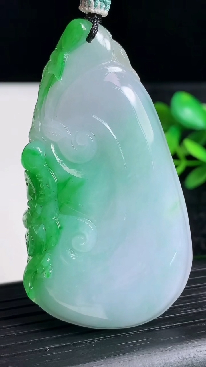 天然A货翡翠如意吊坠尺寸65.9-35.6-8.4重量:46.44g
3月22日