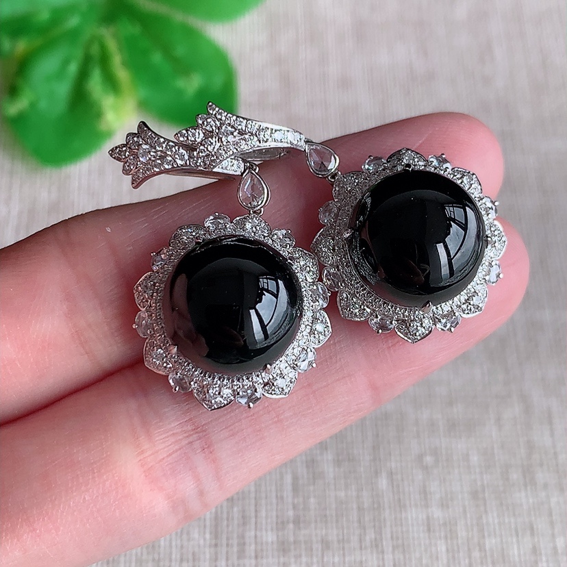 天然A货翡翠18K金伴钻镶嵌墨翠蛋面耳坠 打灯全透 
尺寸13-13.3mm 重量10.05g 03