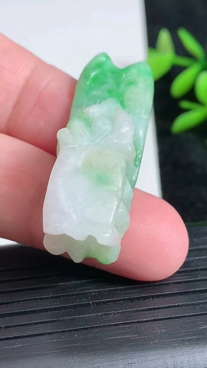 天然A货翡翠一鸣惊人吊坠，尺寸41.6-14.3-13.3重:12.77g
3月22日