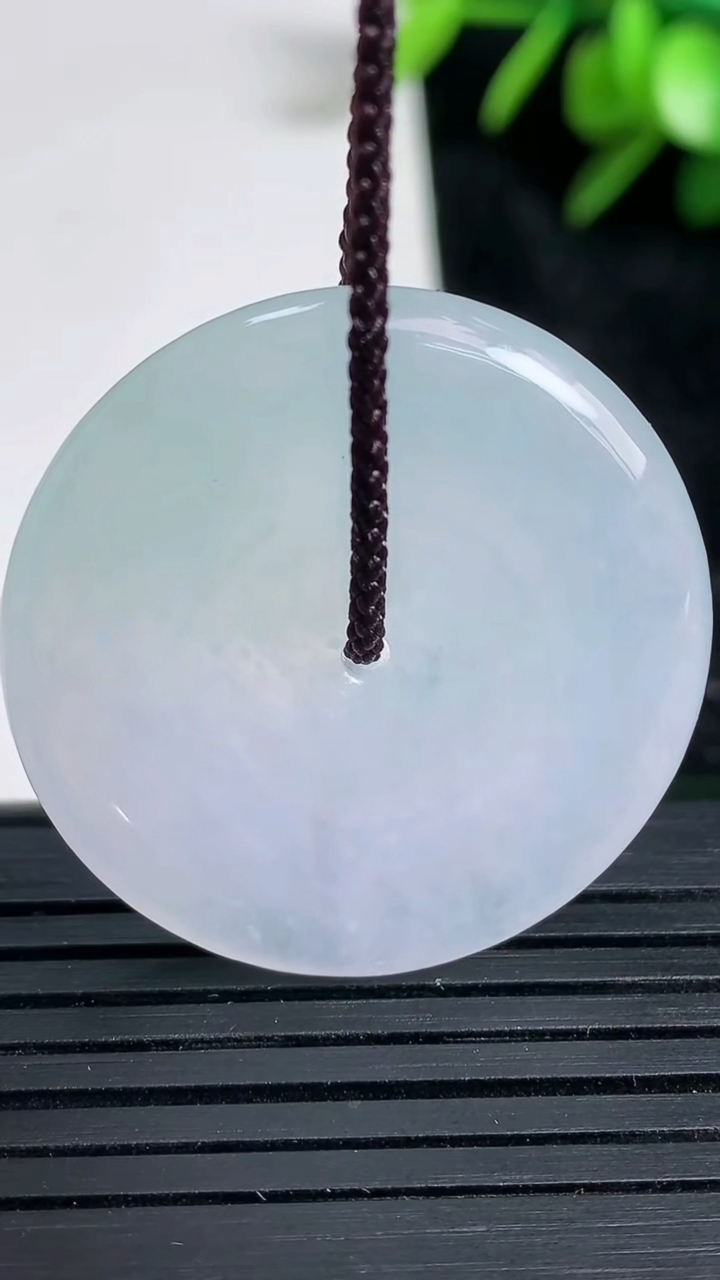 天然A货翡翠春带彩紫罗兰平安扣吊坠尺寸32.1-5.9重量:13.99g
3月22日