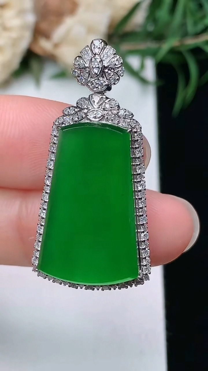 天然A货翡翠无事牌吊坠，尺寸33.4-16.2-9.2，裸石21.2-12.7，重量:5.44g
3月22日