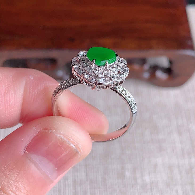 天然A货翡翠18K金伴钻镶嵌阳绿水滴戒指 圈口17.3裸石
尺寸5-6mm 重量3.13g 0320