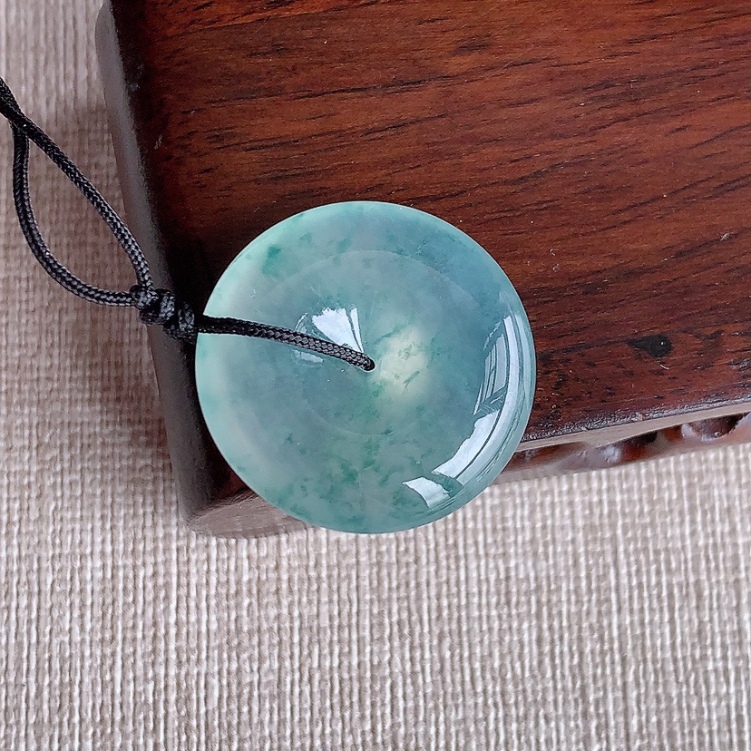 天然A货翡翠飘花平安扣吊坠 
尺寸23.6-5.8mm 重量6.46g 0321