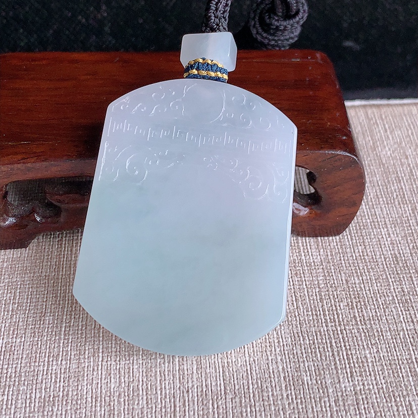 天然A货翡翠仿古无事牌吊坠 
尺寸54-40.5-6mm 重量43.00g 0322