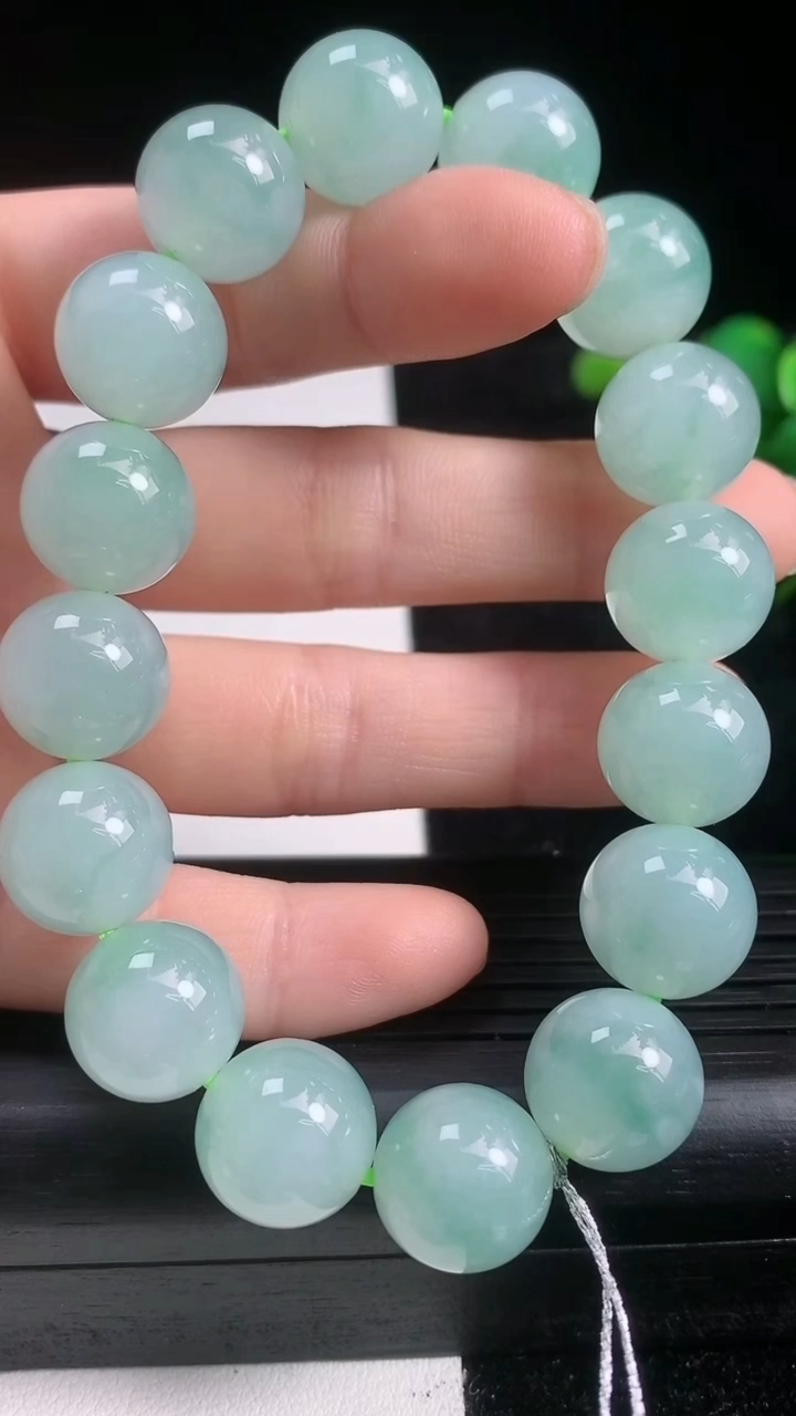天然A货翡翠圆珠手串尺寸13-16颗重量:60.44g3月22日
工厂直销收藏佳品,种好水足，色泽均