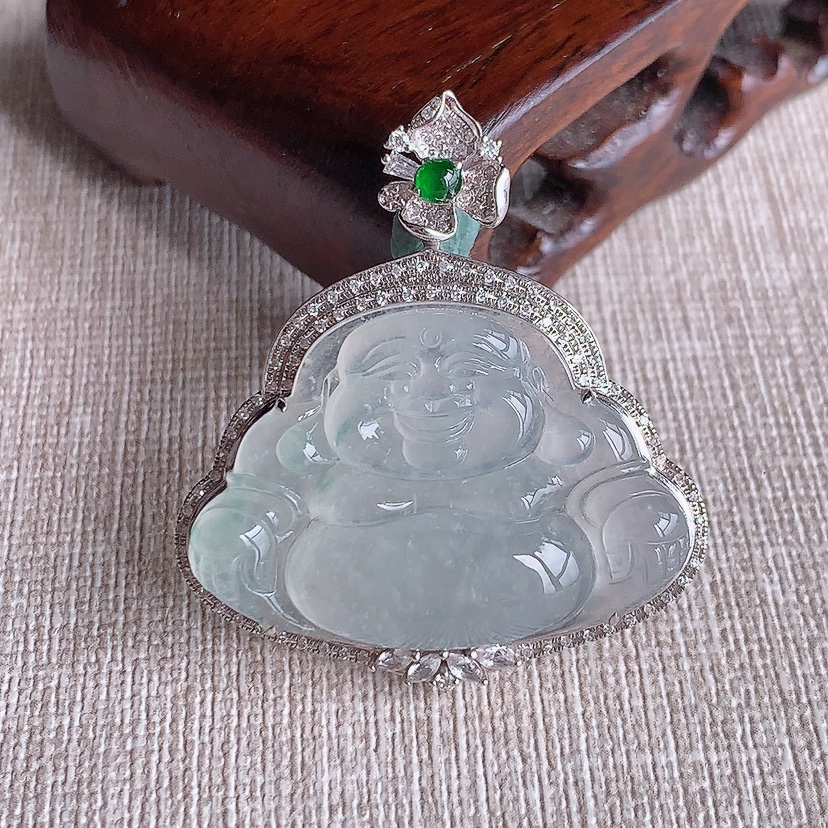 天然A货翡翠18K金伴钻镶嵌白月光佛公吊坠 
尺寸39.2-35.2-10.6裸石22.3-32.2mm 重量9.00g 0320