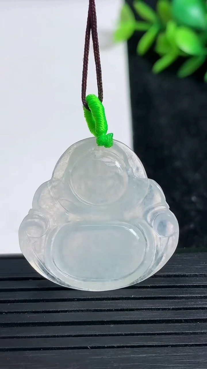 天然A货翡翠佛公吊坠尺寸28.8-29.8-4.5重量:6.24g
3月22日