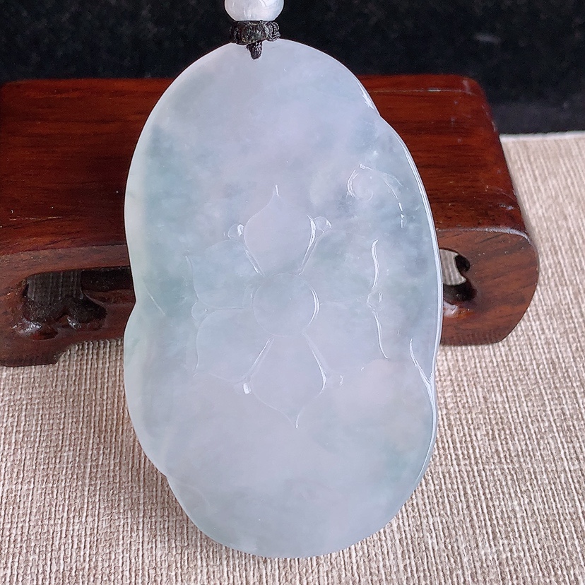 天然A货翡翠白月光大势至菩萨吊坠 
尺寸67.2-41.6-11.6mm 重量64.06g 0320