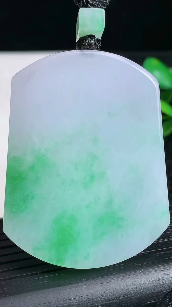 天然A货翡翠仿古无事牌吊坠尺寸53.5-47.1-5.4重量:38.36g
3月22日