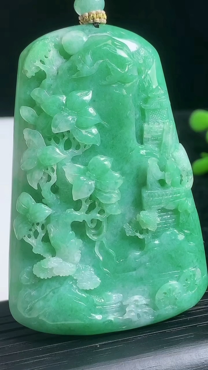 天然A货翡翠山水牌吊坠尺寸68.2-46.5-9.2重量:67.40g
3月22日