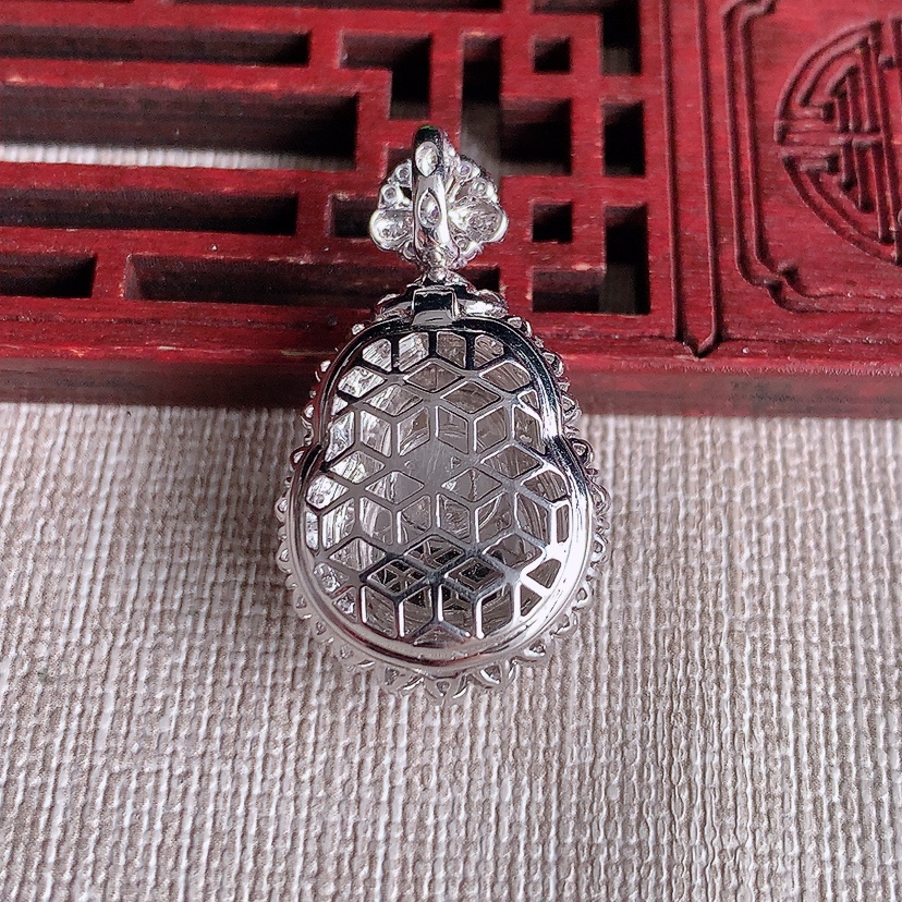 天然A货翡翠18K金伴钻镶嵌紫罗兰葫芦吊坠 
尺寸31.2-17.6-12.6裸石16.8-12.8