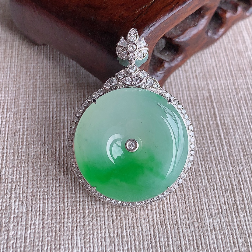 天然A货翡翠18K金伴钻镶嵌飘阳绿平安扣吊坠 
尺寸37.5-26.6-8.3裸石23.5mm 重量10.65g 0321