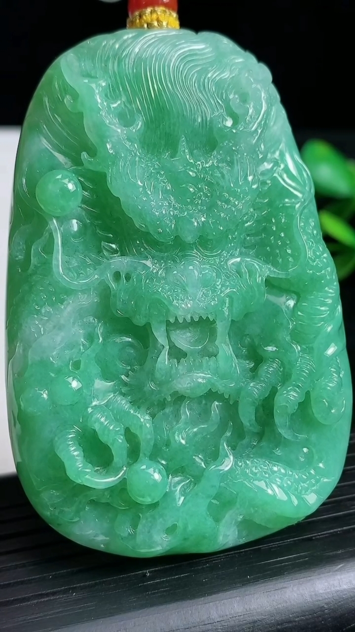 天然A货翡翠龙牌吊坠尺寸69.6-45.6-11.5重量:79.10g
3月22日