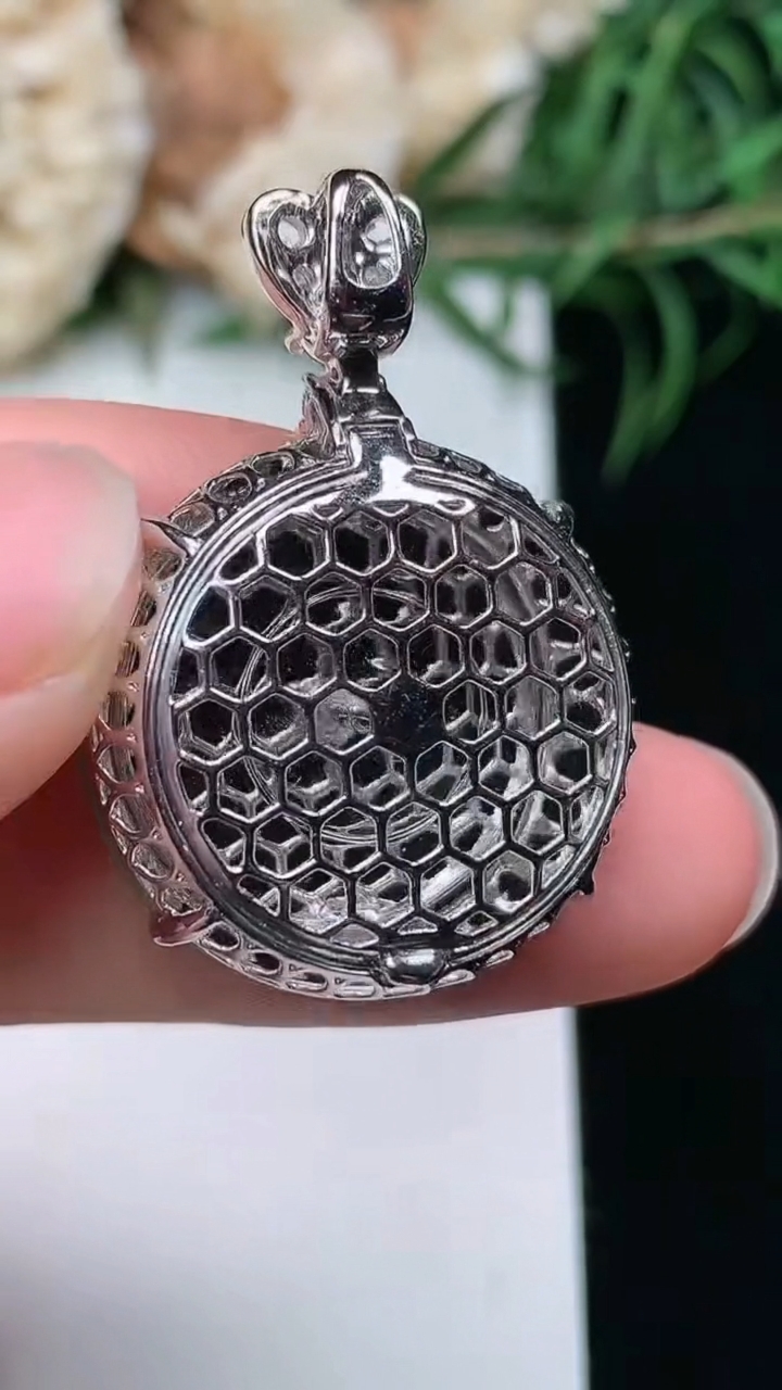 天然A货翡翠平安扣吊坠，尺寸21.5-8.3，重量:7.10g
3月22日