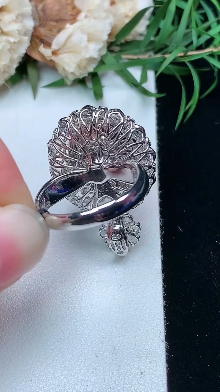 天然A货翡翠紫罗兰蛋面戒指 吊坠两用款，尺寸17.3-15.5-13.3，重量:10.38g2026年3月22日
工厂直销收藏佳品,种好水足，色泽均匀，有种有色，上手高大气！