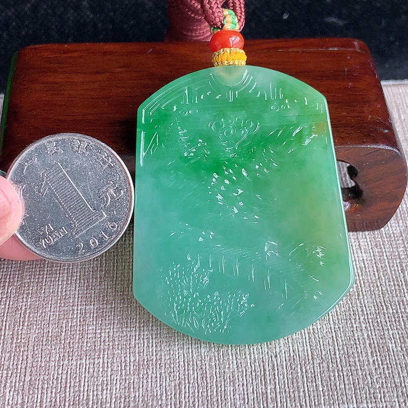 天然A货翡翠黄加绿双彩意境山水牌吊坠  
尺寸54.3-42.4-4.4mm 重量32.46g 0321