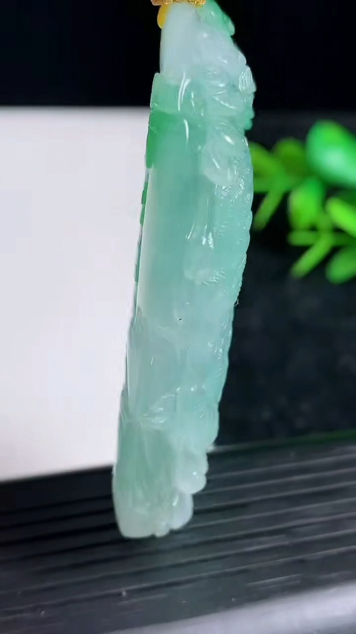 天然A货翡翠生肖虎吊坠尺寸64.6-41.7-11.3重量:71.71g
3月22日