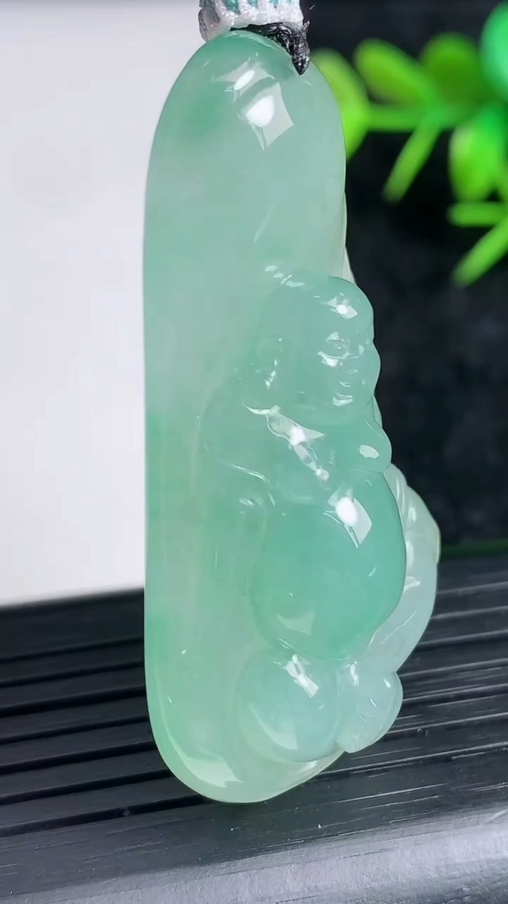 天然A货翡翠逍遥佛吊坠尺寸50.3-25.5-12.2重量:26.13g
3月22日