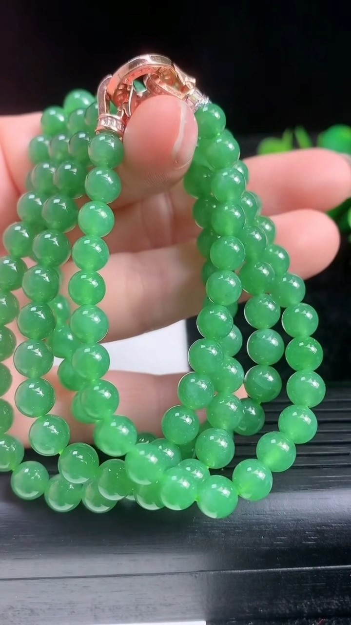 天然A货翡翠圆珠项链尺寸5.3-108颗重量:42.14g
3月22日