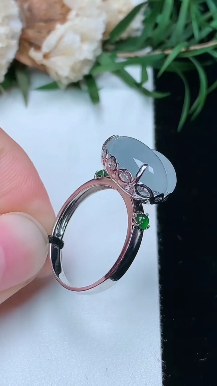 天然A货翡翠白冰葫芦戒指，尺寸17-12-14，重量:3.71g2026年3月22日
工厂直销收藏佳品,种好水足，色泽均匀，有种有色，上手高大气！