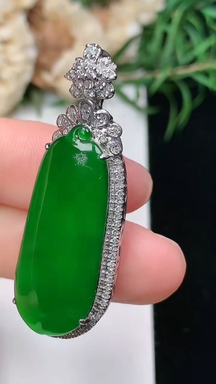 天然A货翡翠福瓜吊坠，尺寸40.8-14.4-9.6，裸石28.8-12.2，重量:8.46g
3月22日