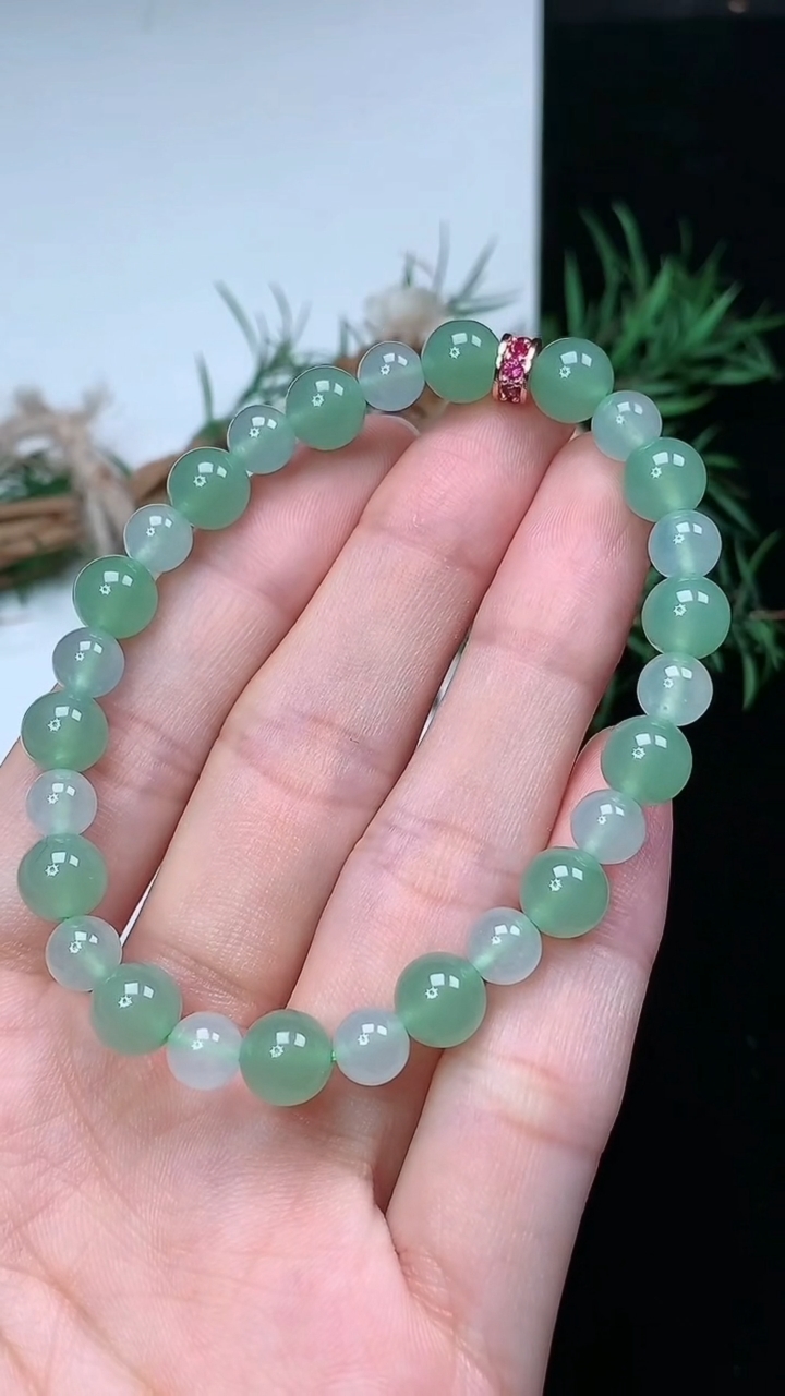 天然A货翡翠圆珠手串，尺寸7.3-6-27颗，重量:15.13g3月22日
工厂直销收藏佳品,种好水足，色泽均匀，有种有色，上手高大气！