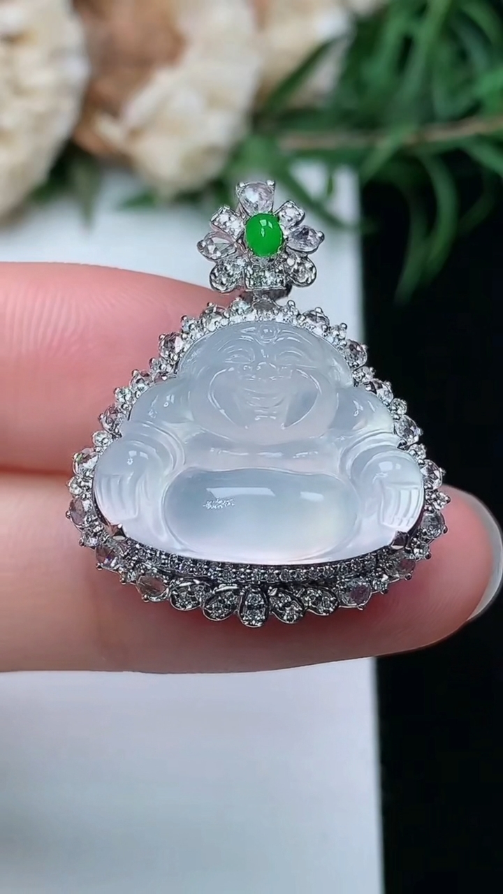 天然A货翡翠白冰佛公吊坠，尺寸27-22.8-11.5，裸石14-18.7，重量:6.64g
3月22日